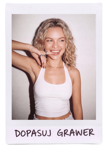 Zdjęcie w stylu polaroid przedstawiające blondynkę z napisem Dopasuj grawer