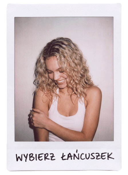 Zdjęcie w stylu polaroid przedstawiające uśmiechniętą blondynkę z napisem Wybierz łańcuszek